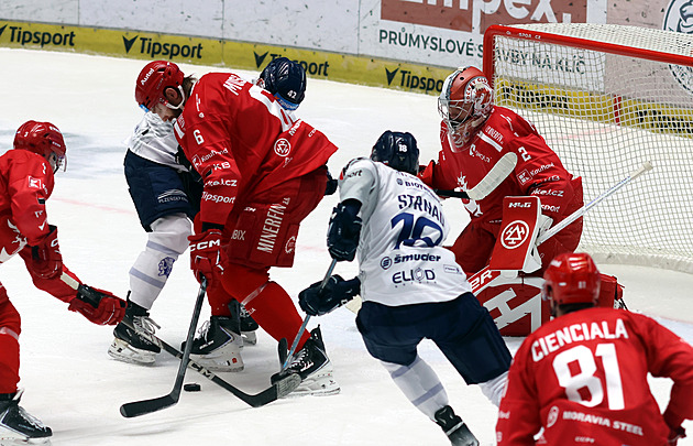 ONLINE: Mazanec vychytal nájezdy Plzně. Vary drtí Hradec, Liberec srovnal s Brnem