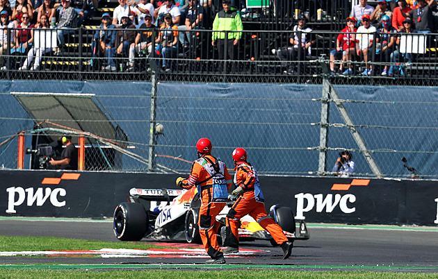 Kousek od tragédie. Uklízeči vběhli těsně před formuli, pilot zuřil: Mohl jsem je zabít!