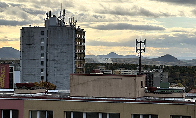 Na skládce u Litvínova opět hoří, požár štěpky likviduje patnáct jednotek