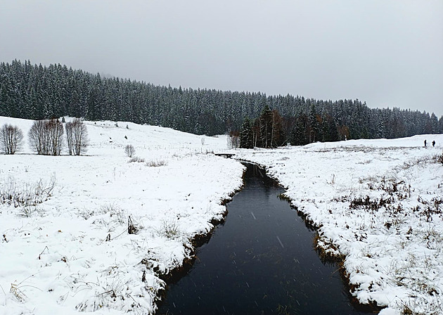Na horách v říjnu napadlo nejvíce sněhu za 16 let, přilákal i první běžkaře