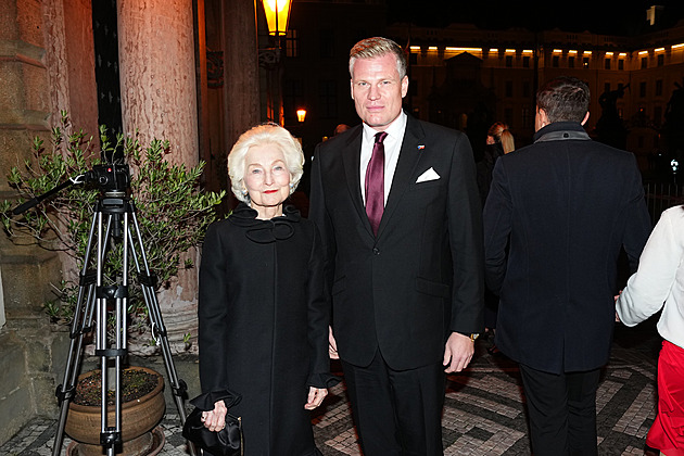 OBRAZEM: Politici dorazili na Hrad. Někteří s partnery, Turek s nečekaným doprovodem