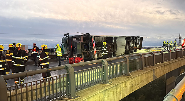 Převrácený kamion blokoval v Praze nájezd na dálnici dlouhé hodiny