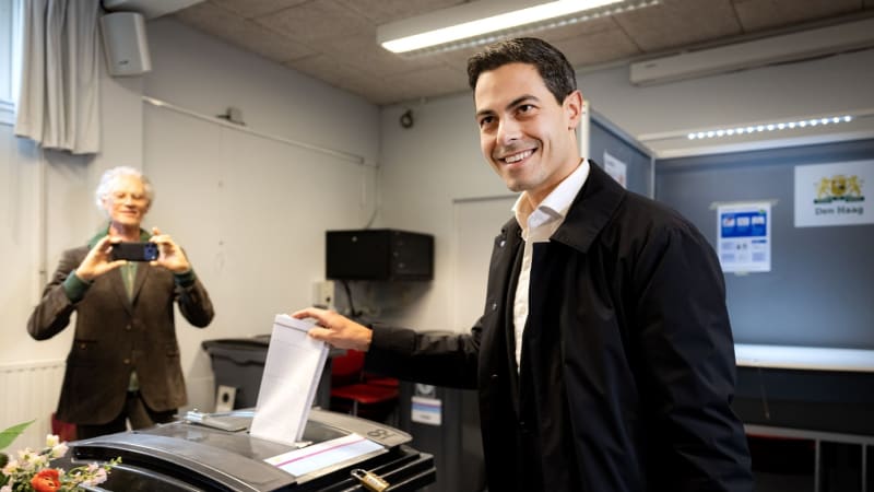 Volby v Nizozemsku nečekaně vyhráli liberálové. Krajní pravice je podle odhadů druhá  