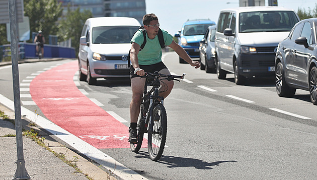 Nejstarší cyklopruhy čeká rozsáhlé škrtání. Nevyhovují kvůli bezpečnosti
