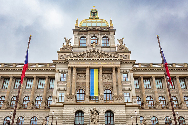 Fasáda Národního muzea zůstala bez ukrajinské vlajky. Vraťte ji, burcuje Kaputin