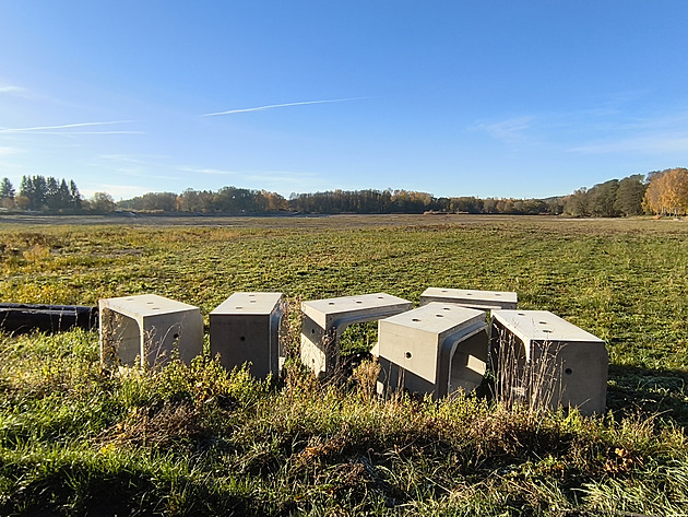 Odbahněný rekreační rybník Rosnička čeká na vodu, přítok je od jara suchý
