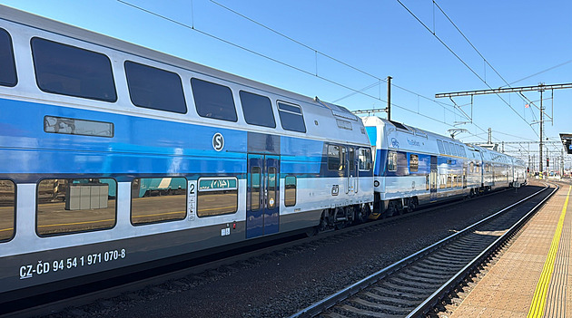 Vlak najel v Hradci Králové na kamení. Provoz mezi Hradcem a Pardubicemi stojí