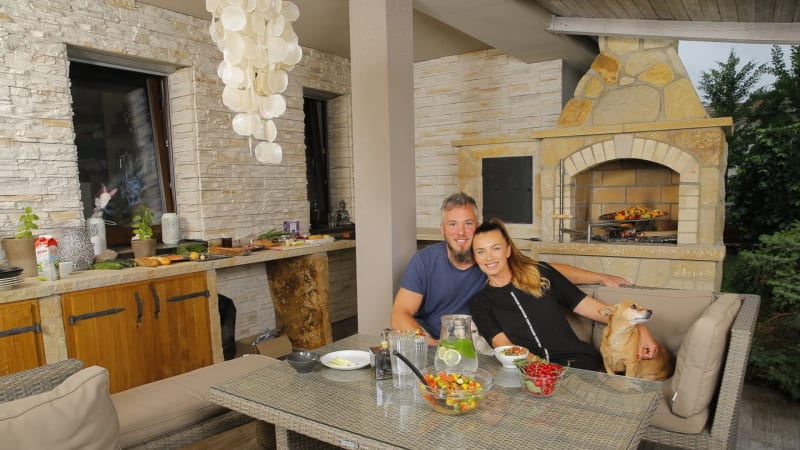 Herečka Alice Bendová bydlí v luxusní vile. Na zahradě má venkovní kuchyni s nádherným krbem