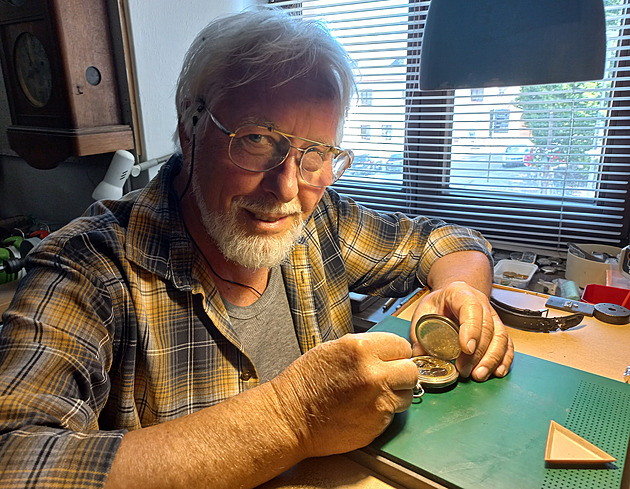 Pozor na vtipy, varuje. Při práci na hodinových strojcích nesmí vyprsknout smíchy