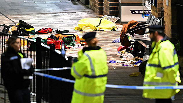 Lidé se schovávali na toaletách, všude byla krev, líčí cestující útok v britském vlaku