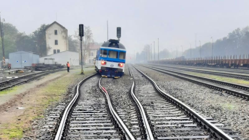 V Neratovicích vykolejil vlak, provoz stojí. Z Prahy do Mělníka budou jezdit autobusy