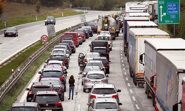 Nehoda tří aut uzavřela u Prahy D1 ve směru na Brno, dva lidé jsou zranění