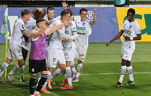 Karviná - Sparta 2:1, další venkovní výbuch. Domácí výhru vystřelil Gning