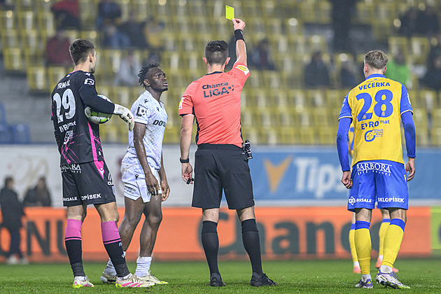 Syllův úder správně jen za žlutou, řekla komise. Plzeňský Adu měl dostat červenou
