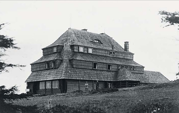 Chata na Šerlichu slaví stovku. Masarykovu bustu ukryli za války až moc důkladně