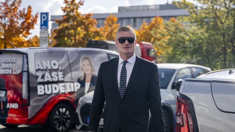 Soudní znalec o Turkově oblíbeném čísle 88 i jeho paži. A co vyvěšování vlajek Palestiny?