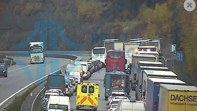 Nehoda na D1 u Lensedel na čas ochromila dopravu. Pro zraněného letěl vrtulník