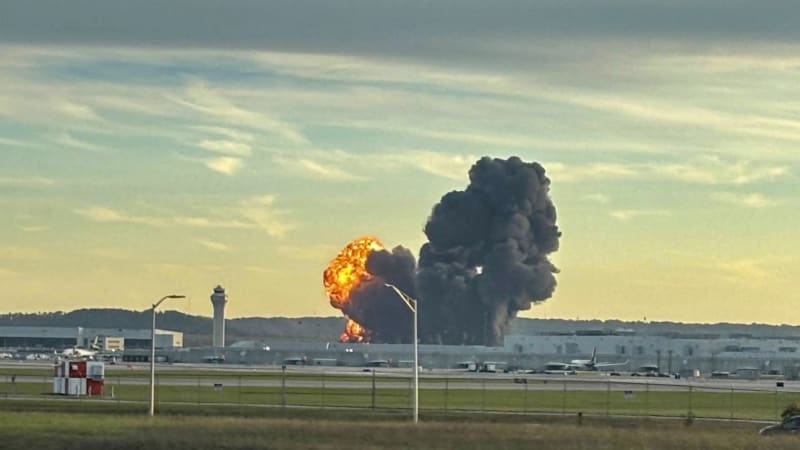 V USA se zřítilo letadlo, následovala mohutná exploze. Umírali i lidé na zemi