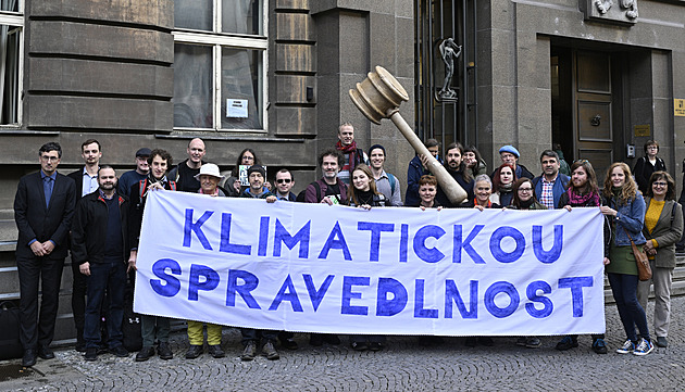 Klimatická žaloba neuspěla. „Nečinnost vlády“ nezasahuje do jejich práv