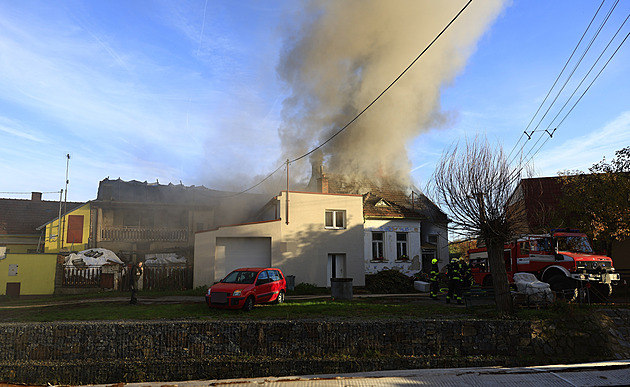 Při požáru na Brněnsku zemřel starší muž, dům byl po střechu plný harampádí