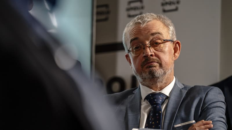 Benda na odstřel? Nálada v klubu houstne. Mladí poslanci chtějí nové vedení a volají po změně