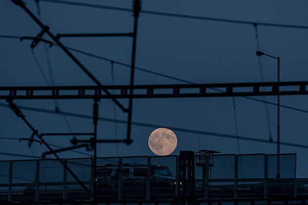 Prozkoumejte snímky nejjasnějšího letošního superúplňku z celého světa