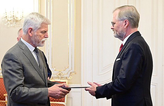 Prezident Pavel přijal od premiéra demisi, Fiala mu ji přivezl osobně