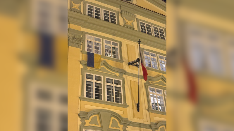 Boj o ukrajinskou vlajku: Okamura ji sundal z žerdi, ODS ji vyvěsila z okna