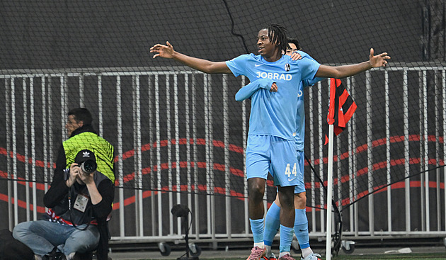 Freiburg se naladil na Plzeň výhrou v Nice, za FCSB chytal v Evropské lize Zima