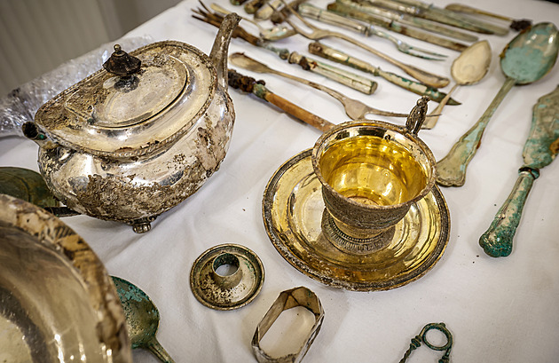 Nejen relikviář. Šlechta za války ukryla na českých zámcích poklady i mumii