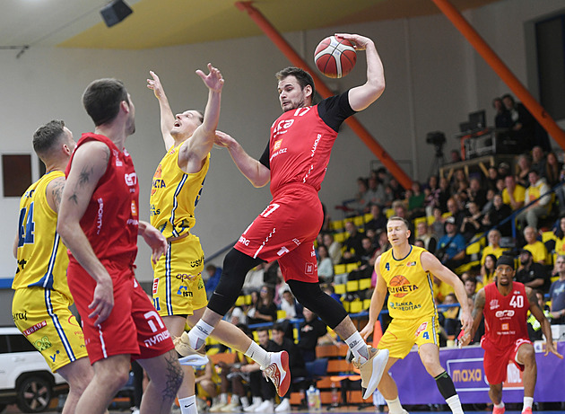 Nymburk se v Ústí zapotil a zůstal stoprocentní. Písek složil Pardubice