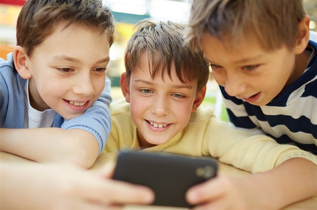 Mluvte s dětmi o online světě. Při problémech nekřičte, ale poraďte