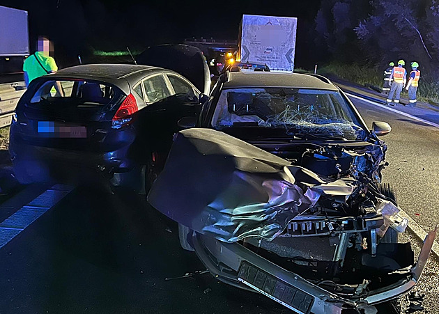 Série nehod v husté mlze na D35. Bouraly i náklaďáky, jeden řidič zemřel