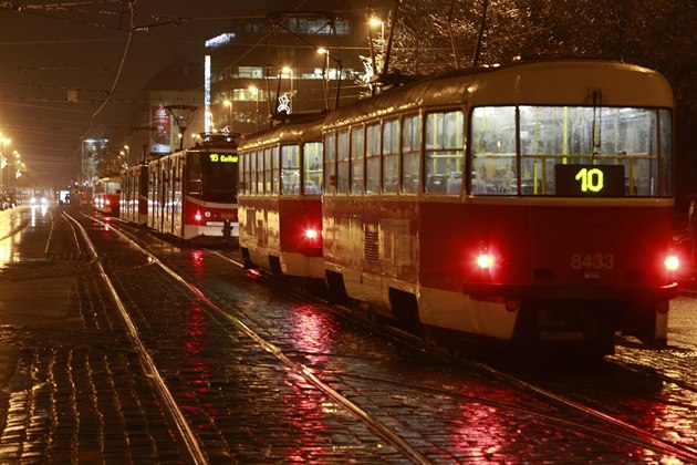 Kolaps MHD v centru Prahy. Spoje mají až půlhodinové zpoždění