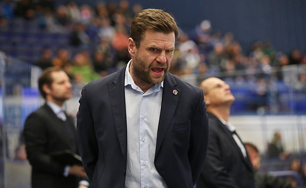 Rukavice, pak hokejka? Vítkovický kouč Varaďa: Kalusův gól měl platit