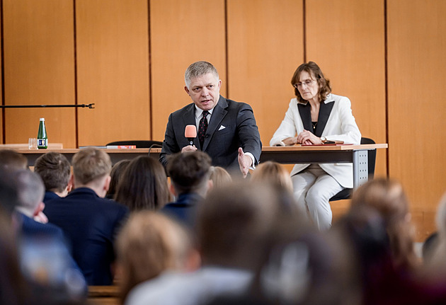 Fico je v Popradu, ale do školy se nevrátil. Vítají ho nápisy křídou i studenti v černém