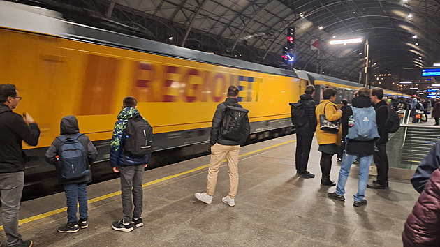 RegioJet zrušil slevy na jízdné pro absolventy. Lidé je nevyužívali, říká dopravce