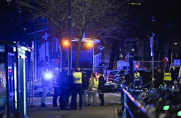 Ve Stockholmu najel autobus do zastávky. Na místě je několik mrtvých a zraněných
