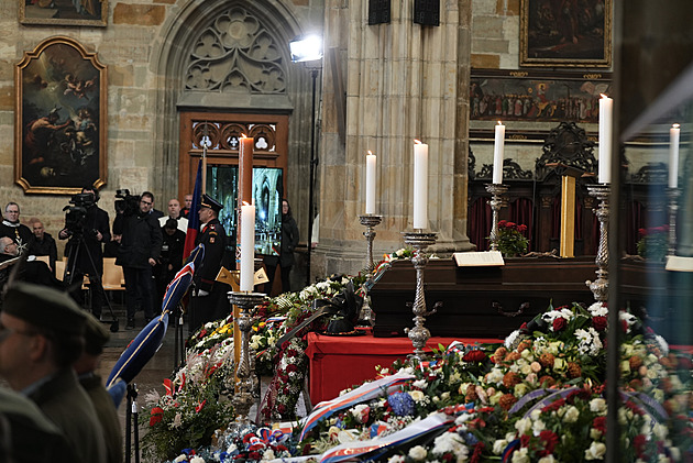 S Dukou se loučí prezidenti, kněží i herci. Nad Hradem prolétla letadla ve tvaru kříže