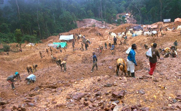 V kobaltovém dole v Kongu se zřítil most. Zemřely tři desítky horníků