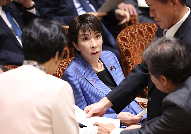 Japonská premiérka pobouřila schůzkou ve tři ráno. Zasekl se mi fax, hájila se