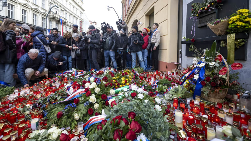 ON-LINE: Hanba, křičeli lidé na Národní na Babiše. I příchod šéfa Svobodných doprovázel pískot