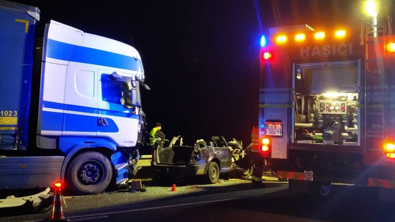 Řidič zemřel po střetu s kamionem. Liberečtí záchranáři o jeho život bojovali desítky minut