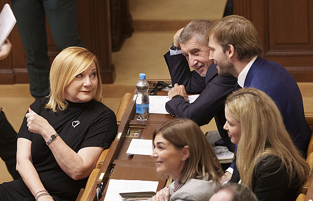 Poslanci se začnou zabývat návrhem rozpočtu se schodkem 286 miliard korun