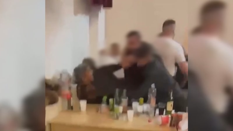 Ležel tam v kaluži krve. Zábava na Plzeňsku skončila hromadnou rvačkou, ukazuje video