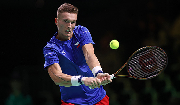 Davis Cup ONLINE: Češi ve čtvrtfinále díky Menšíkovi vedou, ale Lehečka se trápí