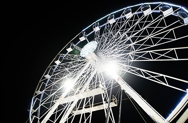 V Olomouci se porouchalo ruské kolo, hasiči evakuují lidi z výšky