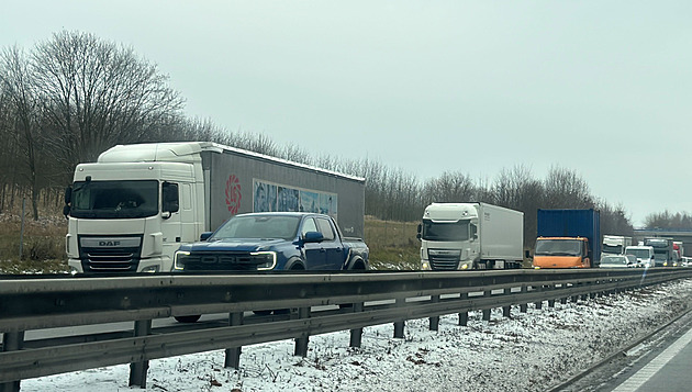 Na D48 havaroval kamion a spadla protihluková stěna, provoz stojí v obou směrech