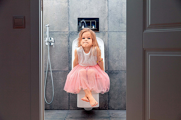 Anglická královna si odskočila u něj doma. Splachovací záchod se přesto neuchytil