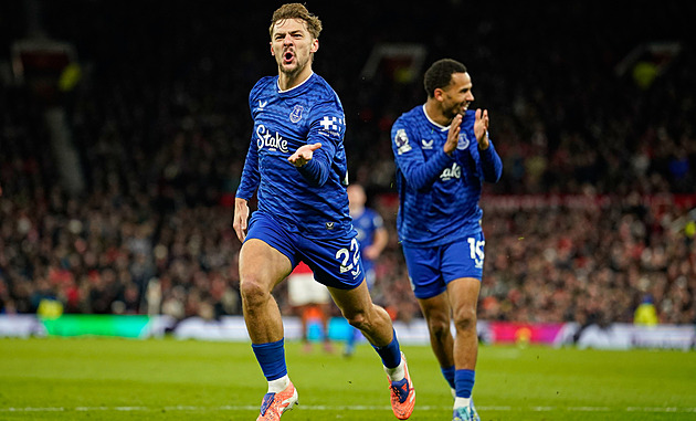 United po zkratu nevyužili dlouhou početní výhodu, Everton o výhře rozhodl v deseti